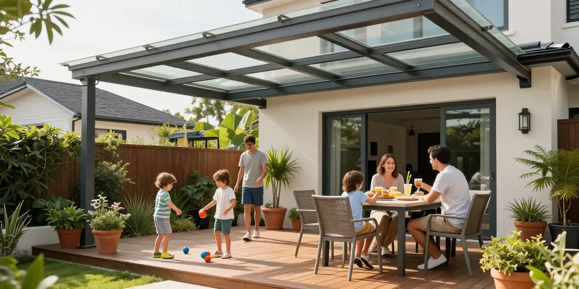 Terrassenüberdachungen in einem modernen Garten mit Familie und Spielzeug.