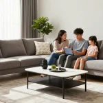 Moderne Wohnzimmeratmosphäre, die eine Familie zeigt, die Wohnmöbel online kauft, während sie sich auf einer stilvollen, modularen Sofagarnitur entspannt.